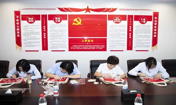 張家灣鎮(zhèn)黨群工作辦公室與集團公司 聯(lián)合舉辦“巧手拓印 喜迎國慶”主題活動